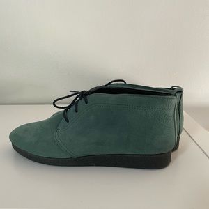 Vintage Suede Outdorables Shoes
